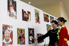 Khách tham quan một triển lãm ảnh về miền đất, con người Việt Bắc ở tỉnh Bắc Kạn. (Ảnh: Thanh Tùng/TTXVN)