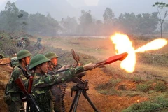 Diễn tập hỏa lực bắn yểm trợ cho trung đội bộ binh vượt sông tiến công mục tiêu địch. (Ảnh: Trọng Đức/TTXVN)