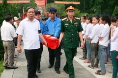 Lãnh đạo tỉnh Thanh Hóa cùng đại diện Bộ tư lệnh Quân khu IV đưa các hài cốt liệt sỹ về yên nghỉ tại Nghĩa trang liệt sỹ huyện Bá Thước. (Nguồn: báo Thanh Hóa)