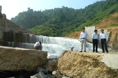 Đoàn công tác tỉnh Quảng Trị khảo sát hiện trường đập thủy điện Đakrông 3 bị vỡ. (Ảnh: Trần Tĩnh/Vietnam+)