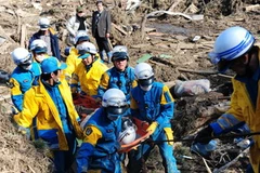 Nhân viên cứu hộ vận chuyển nạn nhân ra khỏi đống đổ nát sau động đất ở Sendai, tỉnh Miyagi. (Nguồn: THX/TTXVN)