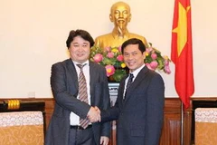 Thứ trưởng Ngoại giao Bùi Thanh Sơn tiếp Đại sứ Mông Cổ tại Việt Nam Dorj Enkhbat và nhận Công hàm của Bộ Ngoại giao Mông Cổ. (Ảnh: Dương Giang/TTXVN)