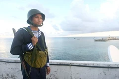 Chiến sỹ hải quân Việt Nam canh gác biển đảo Tổ quốc. (Ảnh: Phương Hoa/TTXVN)