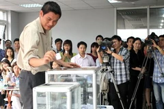 Bốc thăm mua nhà ở thu nhập thấp. (Ảnh: Anh Tuấn/TTXVN) 