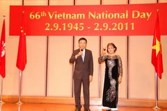 Tổng Lãnh sự Việt Nam tại Hong Kong Nguyễn Thị Nhã và giáo sư Chan nâng cốc chúc mừng Quốc khánh Việt Nam. (Ảnh: Hà Ngọc/Vietnam+)