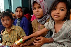 Một bà mẹ và những đứa con của bà ở Banda Aceh, Sumatra, Indonesia. (Nguồn: pbase.com)