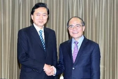 Chủ tịch Quốc hội Nguyễn Sinh Hùng tiếp cựu Thủ tướng Nhật Bản Yukio Hatoyama đến chào xã giao. (Ảnh: Nhan Sáng/TTXVN)