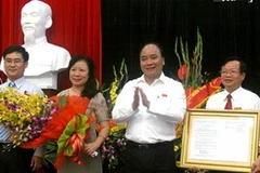 Bí thư Đảng ủy, Bộ trưởng Nguyễn Xuân Phúc trao quyết định thành lập Đảng bộ cơ sở Nhà khách La Thành. (Nguồn: Chinhphu.vn)