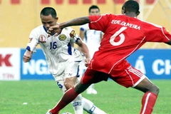 Xuân Thành (16-Hà Nội ACB) tranh bóng với Olivera Edezio (6-Huda Huế). (Ảnh: Ngọc Trường/ TTXVN) 