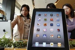 Khách tham quan mẫu iPad 2 tại trụ sở nhà mạng KT của Hàn Quốc. (Nguồn: Reuters)
