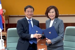 Phó Tổng Giám đốc TTXVN Lê Duy Truyền và Phó Tổng giám đốc PRD Ampawan Charoenkul trao đổi biên bản cuộc họp. (Ảnh: Hà Linh/Vietnam+)