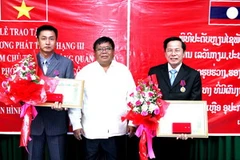 Ông Phonphet Phiulavong, Phó Bí thư tỉnh ủy kiêm Phó Tỉnh trưởng Se Kong trao huân chương các lãnh đạo Đặc khu inh tế Long Thành-Vientiane. (Ảnh: Hoàng Chương/Vietnam+)