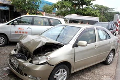 Một chiếc xe bị móp đầu trong vụ tai nạn. (Ảnh: Anh Tuấn/Vietnam+)