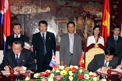 Thứ trưởng Bộ Ngoại giao Hồ Xuân Sơn và Đại sứ Triều Tiên Ma Chol Su ký nghị định thư. (Ảnh : Nguyễn Dân/TTXVN)