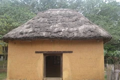 Nhà trình tường (nhà làm bằng đất của người Mông).