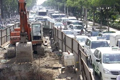 Cảnh tắc đường ở Thành phố Hồ Chí Minh do vướng các lô cốt xây dựng chiếm dụng phần lớn mặt đường.( Ảnh: Hoàng Hảo/TTXVN)