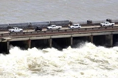 Nước lũ trên sông Mississippi chảy qua cửa đập Morganza. (Nguồn: AP)