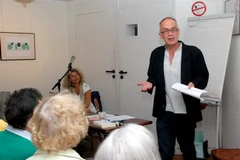 Nhà văn Jean Pierre Outers đang giới thiệu cuốn sách. (Nguồn: Đăng Khoa/Vietnam+)