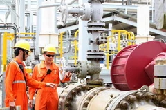 kiểm tra hệ thống đường ống dẫn khí ở nhà máy chế biến khí Nam Côn Sơn. (Ảnh: Hà Thái/TTXVN)