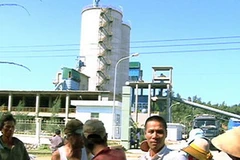 Người dân bức xúc kéo đến trước cổng Nhà máy Ximăng Đại Việt - Dung Quất để cản trở. (Nguồn: cand.com.vn) 