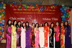 Các nữ hội viên trong buổi lễ đón Xuân Nhâm Thìn do Hội người Việt tại Cottbus và khu vực lân cận tổ chức. (Ảnh: Thanh Hải/Vietnam+) 