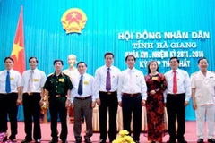 Các thành viên Ủy viên Ủy ban Nhân dân tỉnh Hà Giang khóa XVI, nhiệm kỳ 2011-2016 ra mắt tại kỳ họp. (Nguồn: báo Hà Giang)
