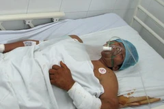 “Hiệp sĩ” bắt cướp, Nguyễn Tăng Tiên đang bị thương nặng. (Ảnh: Chí Tưởng/Vietnam+)