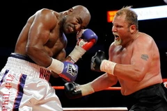 Evander Holyfield hạ knock-out võ sĩ người Nam Phi Francois Botha (phải). (Nguồn: TT&VH)