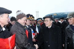 Cán bộ nhân viên Đại sư quán Việt Nam và cộng đồng người Việt đón Chủ tịch Quốc hội Nguyễn Sinh Hùng tại sân bay Pulcovo. (Ảnh: Nhan Sáng/TTXVN)