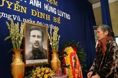 Bà Nguyễn Thị Quý bên di ảnh chồng- anh hùng, liệt sỹ Nguyễn Đình Bể. (Nguồn: cand.com.vn)