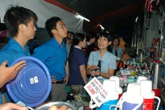 Hội chợ vui bán hàng khuyến mại cho công nhân do Trung tâm Hỗ trợ thanh niên khởi nghiệp TP Hồ Chí Minh tổ chức. (Ảnh: Kim Phương/TTXVN)