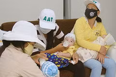 Các bà mẹ "đẻ thuê" Việt Nam chuẩn bị về nước. (Nguồn: Bangkok Post)
