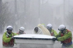 Các nhân viên cứu hộ sơ tán người dân và phương tiện giao thông ở Nagoya, Nhật Bản, ngày 20/9. (Nguồn: JIJI PRESS) 