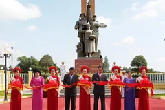 Thủ tướng hai nước Việt Nam và Campuchia cùng các phu nhân cắt băng khánh thành Khu di tích Đoàn 125. (Ảnh: Đức Tám/ TTXVN)