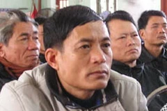 Bí thư Đảng ủy xã Vinh Quang Phạm Đăng Hoan nghe quyết định kỷ luật. (Nguồn: báo Người Lao động)