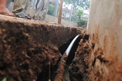 Một vết nứt đất sâu và rộng ở Mộ Đức. (Nguồn: Người Lao động)