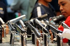 Súng được bày bán công khai ở một siêu thị tại Manila, Philippines trước khi lệnh cấm có hiệu lực. (Nguồn: AFP)