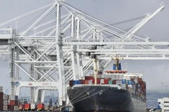 Bốc xếp hàng hóa ở cảng Long Beach, California. (Nguồn: AFP)