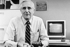 Nhà phát minh Douglas Engelbart với chiếc chuột máy tính đầu tiên trên thế giới.