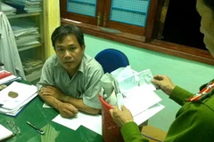 Ông Năm tại phòng làm việc khi cơ quan điều tra thực hiện khám xét nơi làm việc của ông này. (Ảnh: Nguyễn Sơn/Vietnam+)