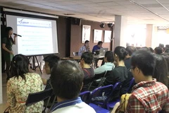 Sinh viên Việt Nam mới du học ở Paris tham dự hội thảo chia sẻ, giải đáp các thắc mắc liên quan tới quá trình học tập ở Paris. (Ảnh: Lê Hà/Vietnam+)