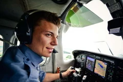 Phi công Carlo Schmid lái chiếc máy bay của mình vong quanh thế giới. (Nguồn: blick.ch)