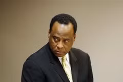 Bác sĩ Conrad Murray đang phải đối mặt với lời buộc tội ngộ sát đối với cái chết của Vua nhạc Pop. (Ảnh: AP)
