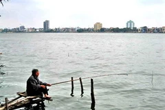 Câu cá - thú vui tao nhã của người Hà Nội. (Nguồn: Internet)