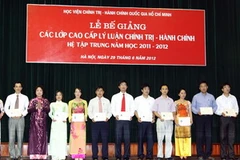 Các học viên lớp cao cấp lý luận chính trị-hành chính hệ tập trung tại Học viện Chính trị-Hành chính Quốc gia Hồ Chí Minh nhận bằng tốt nghiệp. (Nguồn:TTXVN)