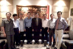 Đoàn đại biểu Quốc hội thăm Đại sứ quán, các cơ quan đại diện Việt Nam tại Thái Lan. (Ảnh: Ngọc Tiến/Vietnam+) 