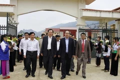 Phó Thủ tướng Nguyễn Thiện Nhân thăm Trường Phổ thông Dân tộc nội trú tỉnh Lai Châu. (Ảnh: Quang Duy/TTXVN)