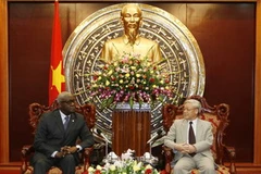 Chủ tịch Quốc hội Nguyễn Phú Trọng tiếp Bộ trưởng - Cố vấn đối ngoại Cộng hòa Trung Phi, Joseph Kiticki Kouamba. (Ảnh: Trí Dũng/TTXVN)