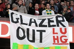 Các cổ động viên Man United phản đối sự có mặt của những ông chủ người Mỹ. (Ảnh: TT&VH)