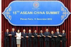 Các Trưởng đoàn dự Hội nghị Cấp cao ASEAN - Trung Quốc lần thứ 15 chụp ảnh chung. (Ảnh: Đức Tám/TTXVN)